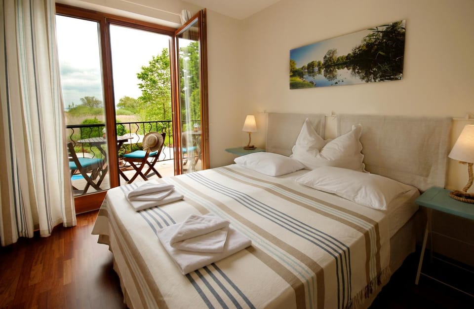 Bed, Balcony/Terrace, Photo of the whole room, Decorative detail, Bedroom, Garden view, heating, internet, safe, towels, wardrobe