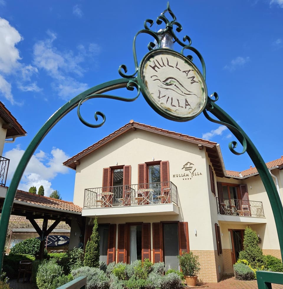 Property building, Facade/entrance, Day, Property logo or sign, Garden, Balcony/Terrace, Logo/Certificate/Sign, Street view, internet