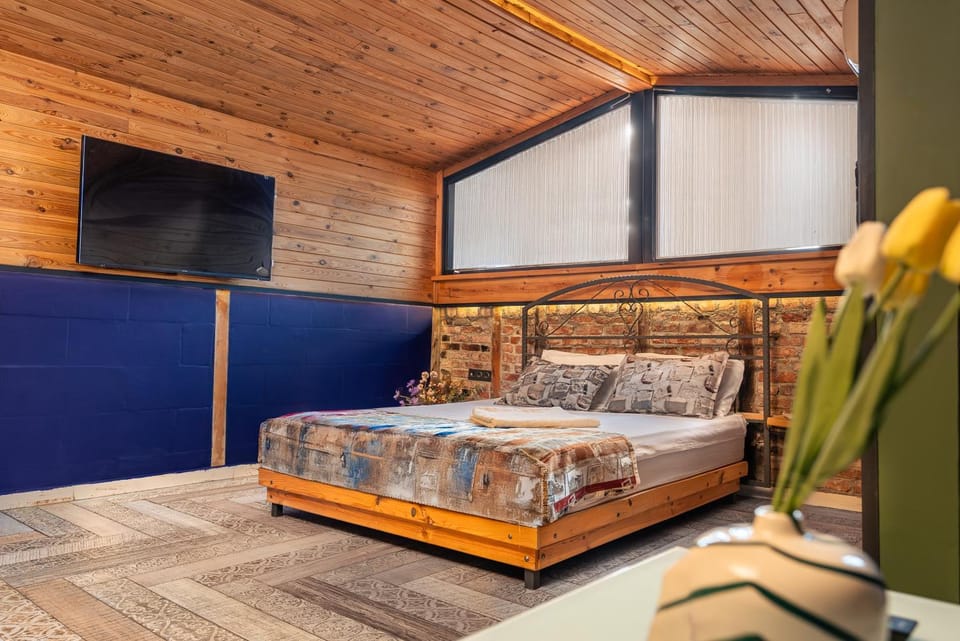 Bed, TV and multimedia, Bedroom
