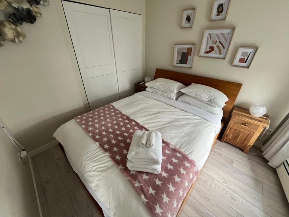 Beautiful Bright with water view AC DT 2BR 2BTh 3BD sleeps 6 guests Apartment in Vancouver