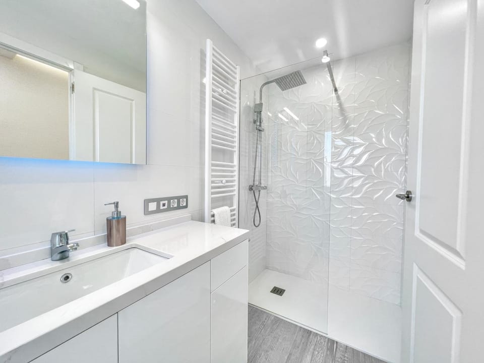 Shower, Toilet, Bathroom, internet, towels