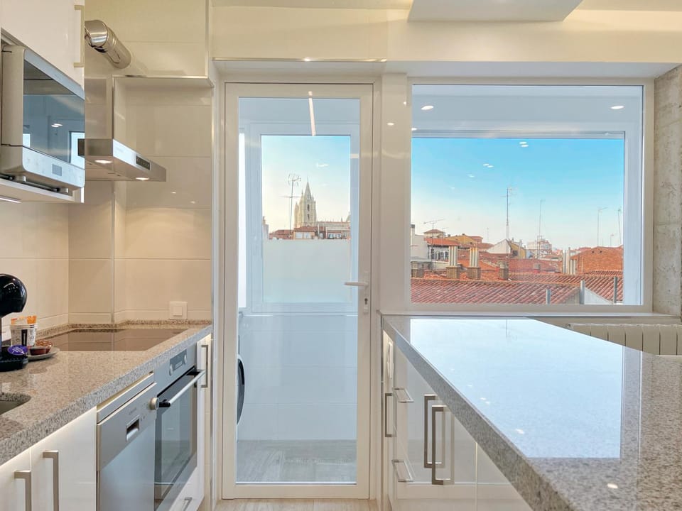 Nearby landmark, Kitchen or kitchenette, Landmark view, minibar, pet friendly, stove, laundry, kitchen