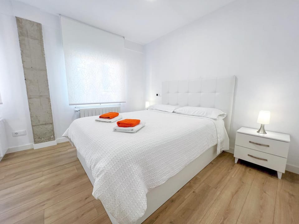 Bed, Photo of the whole room, Bedroom, Family, internet, storage, towels, towels