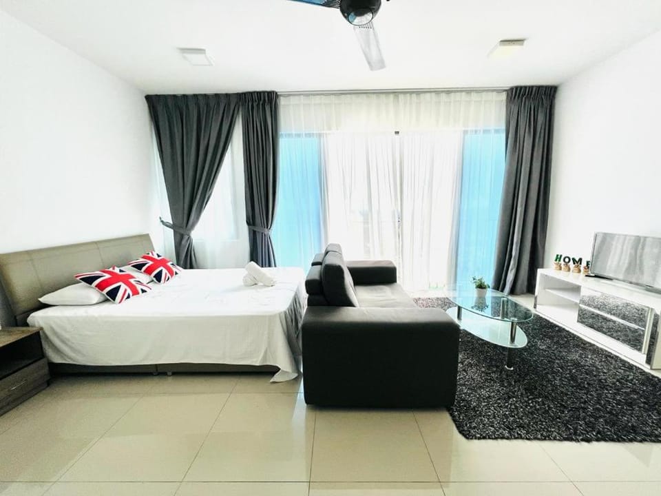 Bed, TV and multimedia, Seating area, Bedroom
