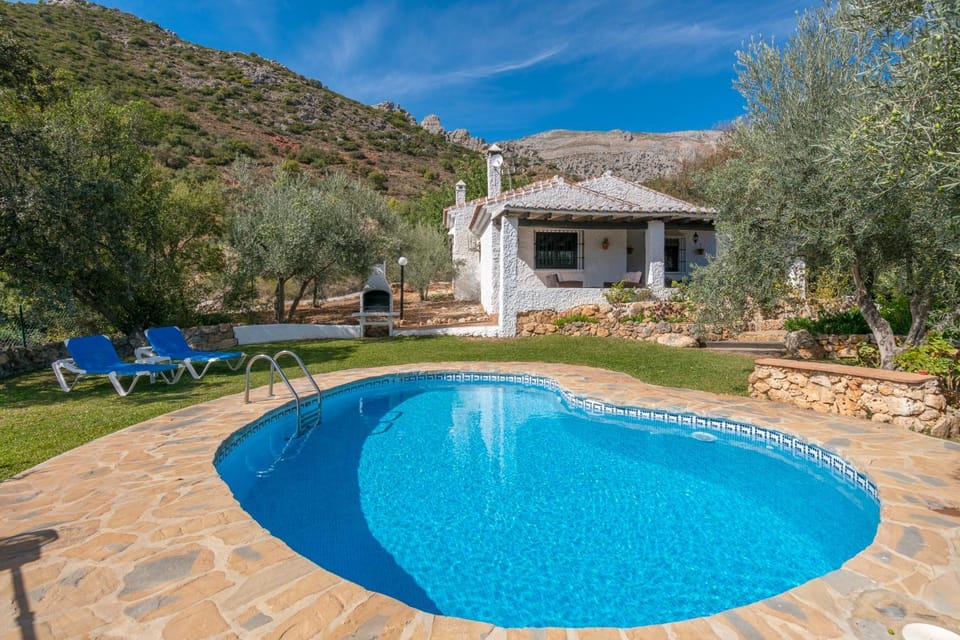 Property building, Natural landscape, Garden, Garden view, Mountain view, Pool view, Swimming pool, sunbed