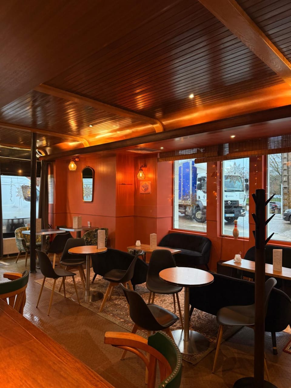 Restaurant/places to eat, Lounge or bar