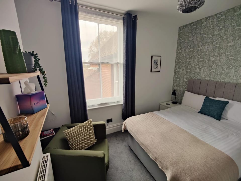 Bed, Photo of the whole room, Seating area, Bedroom