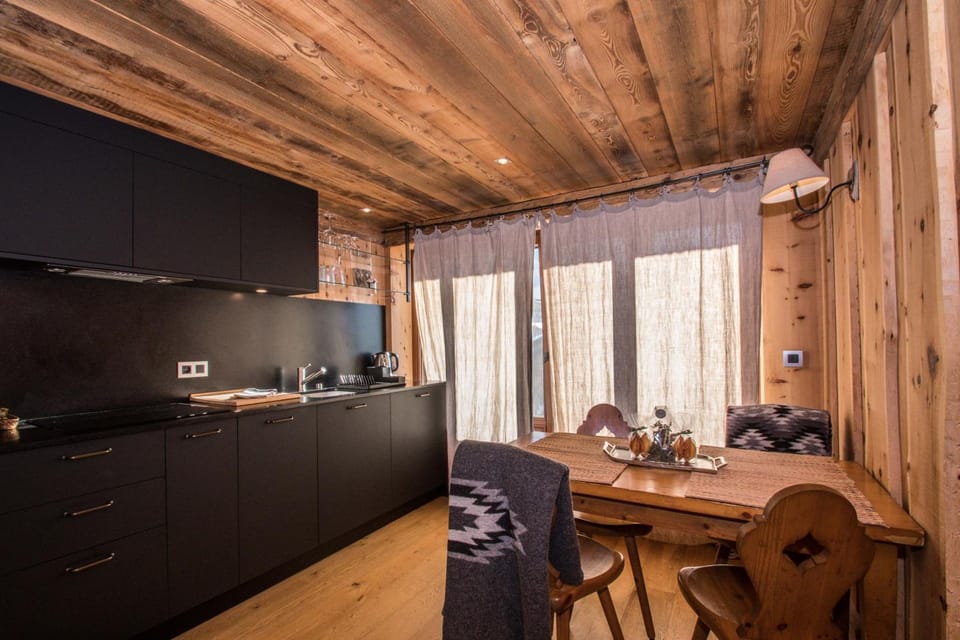 Kitchen or kitchenette, Dining area