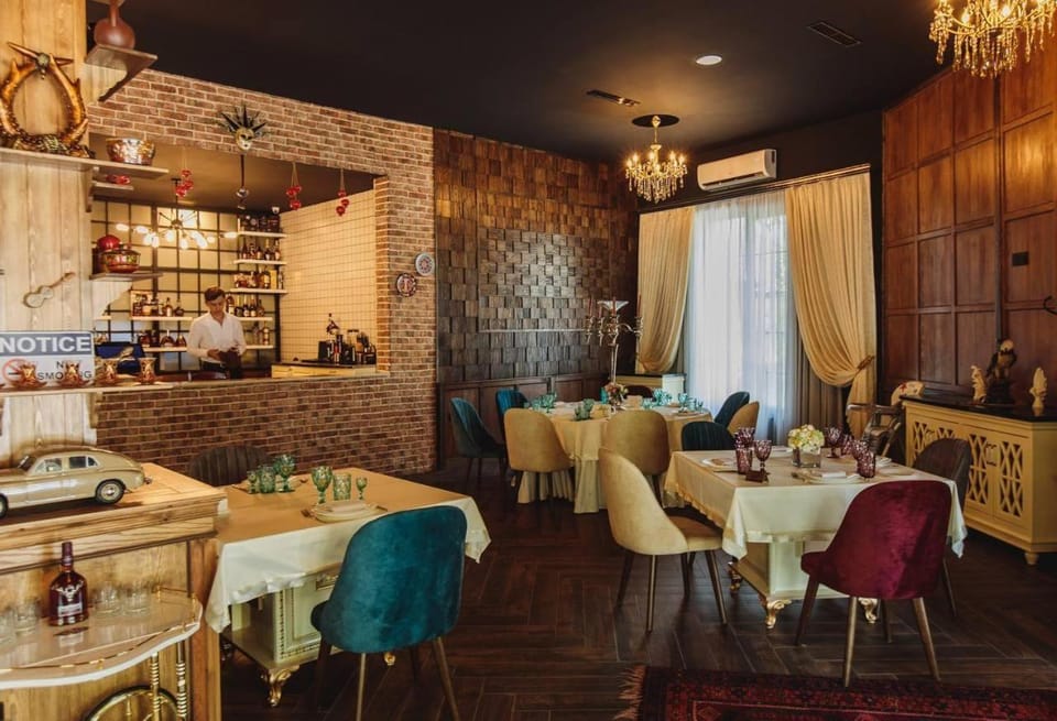 Restaurant/places to eat, Restaurant/places to eat, Nightclub / DJ, Lounge or bar