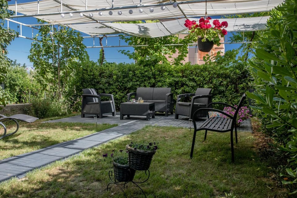 Garden, Seating area, Garden view