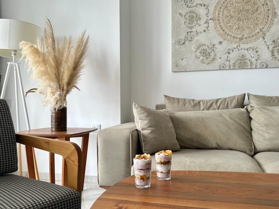 Living room, Food and drinks, Seating area, Food
