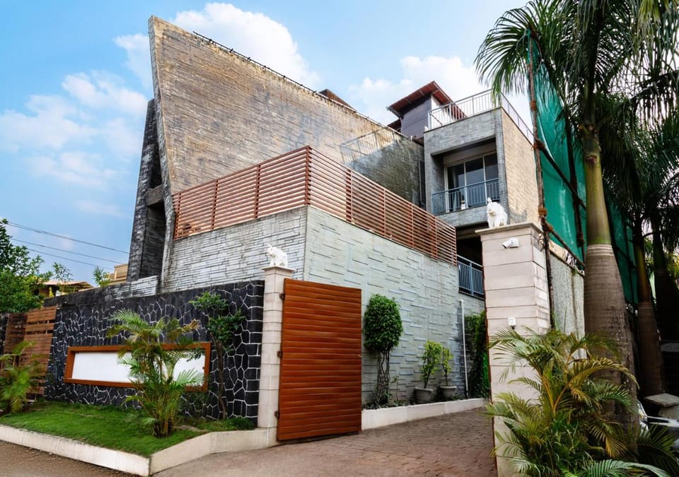 Property building, Facade/entrance, Day