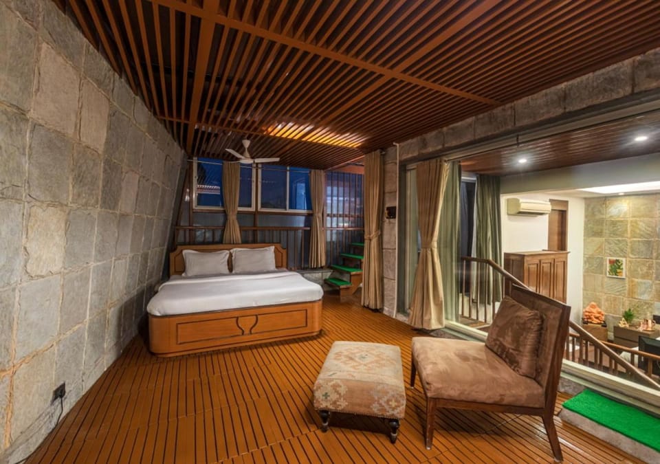 Bed, Photo of the whole room, Seating area, Bedroom, fireplace