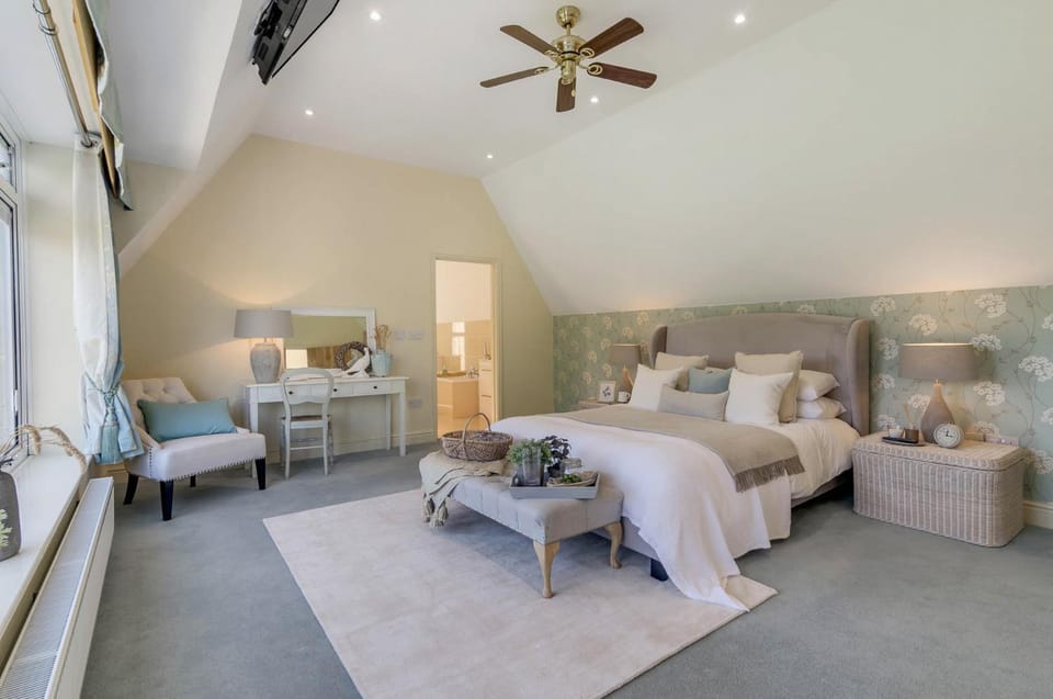 Property building, Bed, TV and multimedia, Photo of the whole room, Decorative detail, Bedroom, internet