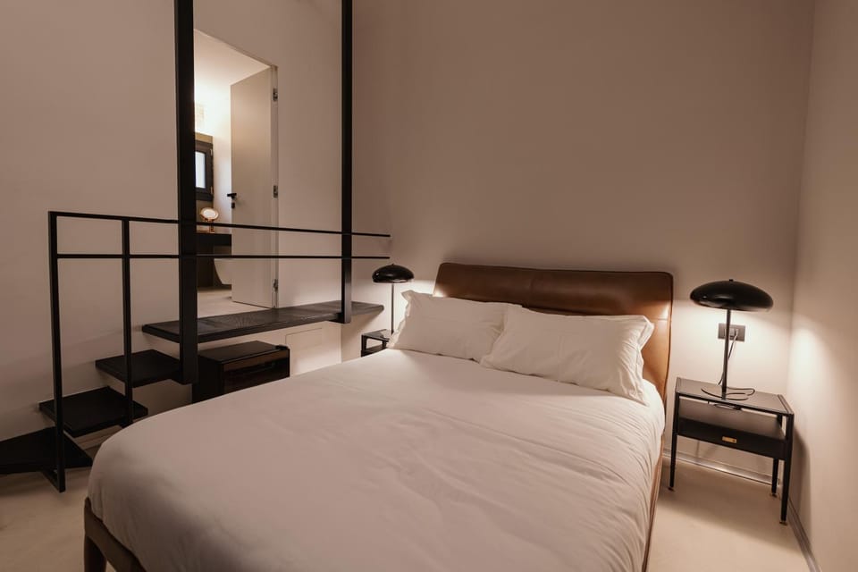 Bed, Bedroom, hair dresser