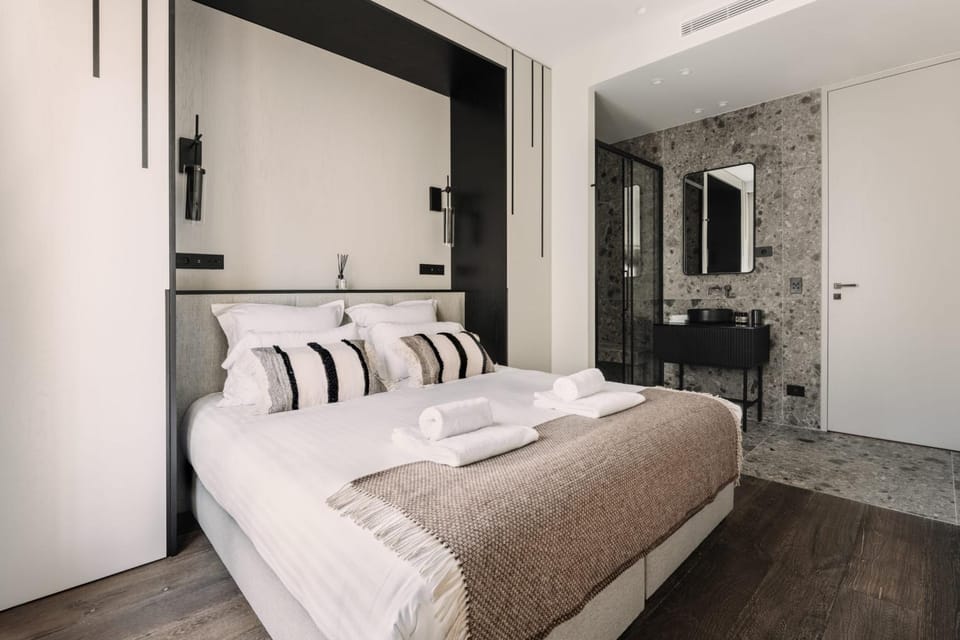 Bed, Bedroom, Area and facilities