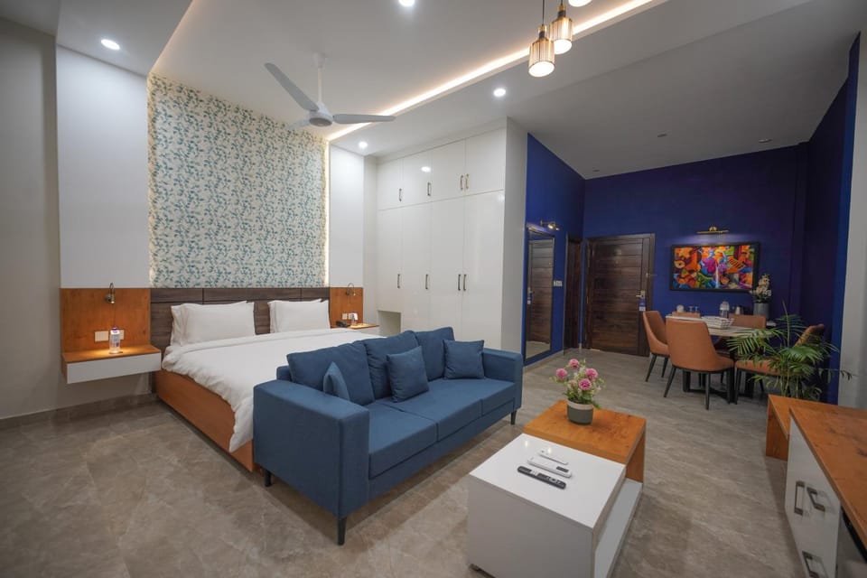Bed, TV and multimedia, Living room, Photo of the whole room, Seating area, Bedroom