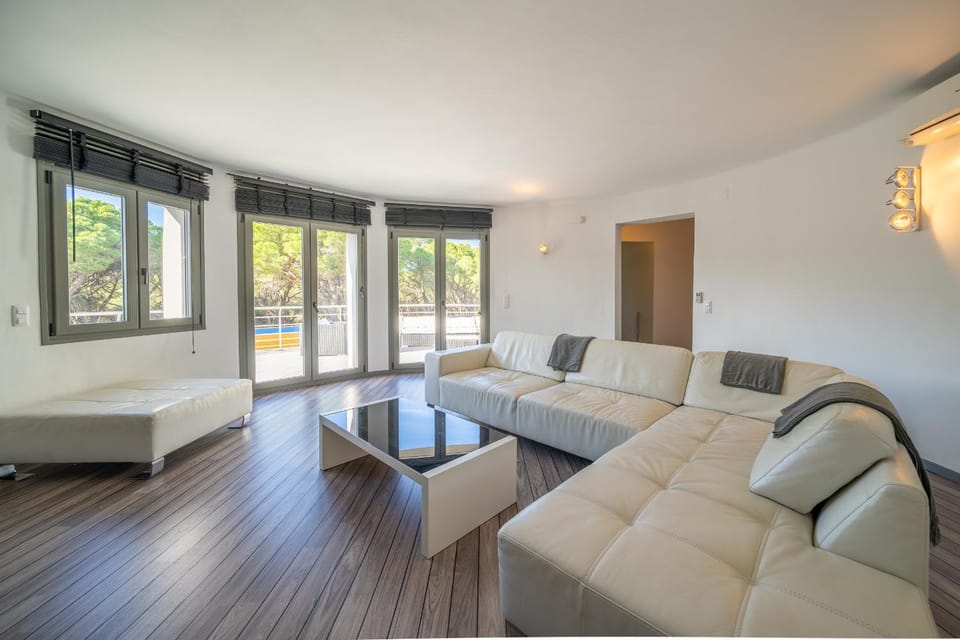 Communal lounge/ TV room, Living room