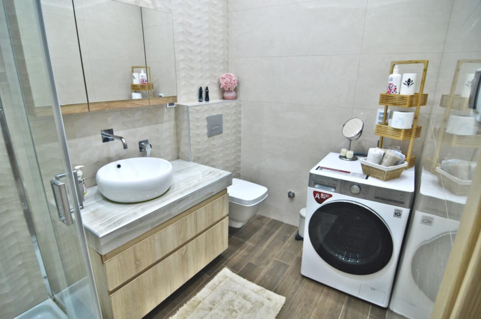 Toilet, Bathroom, towels, washing machine