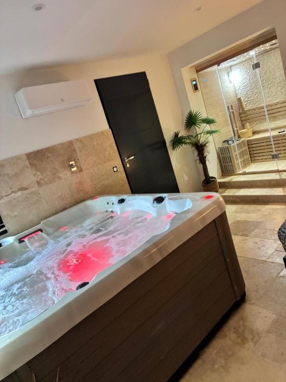 Suite Privative Jacuzzi Sauna de la Villa Del Castagnol Bed and Breakfast in Nouvelle-Aquitaine
