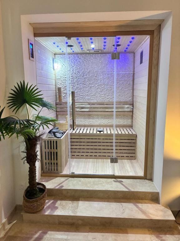 Suite Privative Jacuzzi Sauna de la Villa Del Castagnol Bed and Breakfast in Nouvelle-Aquitaine