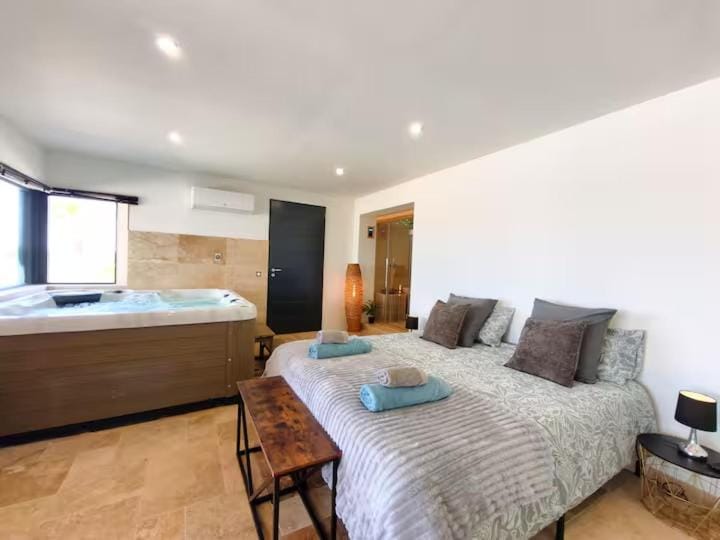 Suite Privative Jacuzzi Sauna de la Villa Del Castagnol Bed and Breakfast in Nouvelle-Aquitaine