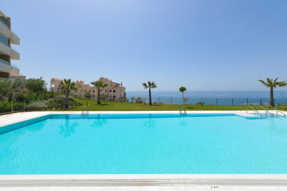Amplio apartamento vista mar frontal Apartment in Río de Torrox