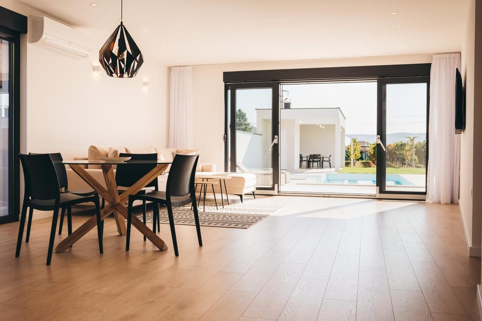 Dining area, Pool view