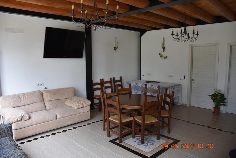 TV and multimedia, Living room, Seating area, Dining area