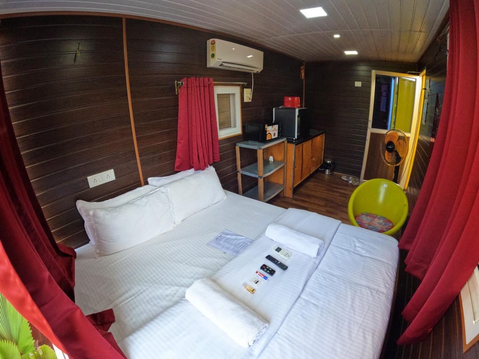 Property building, Bed, Living room, Seating area, Evening entertainment, Swimming pool, Breakfast, hair dresser