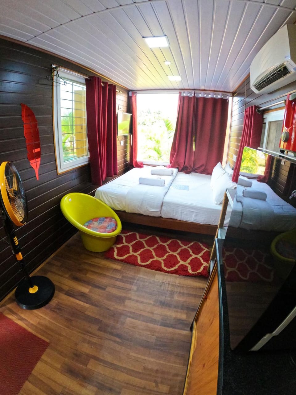Communal lounge/ TV room, Bed, TV and multimedia, Photo of the whole room, Seating area, Bedroom, Swimming pool, air conditioner