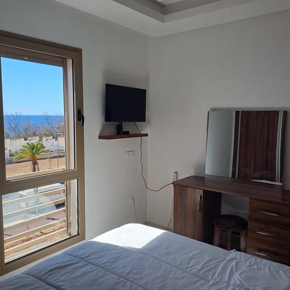 Communal lounge/ TV room, Bed, Natural landscape, TV and multimedia, Photo of the whole room, Evening entertainment, Bedroom, Sea view, hair dresser