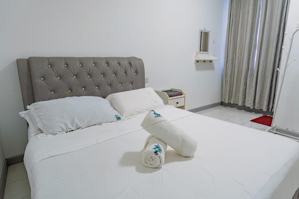 Bed, Photo of the whole room, Bedroom, towels
