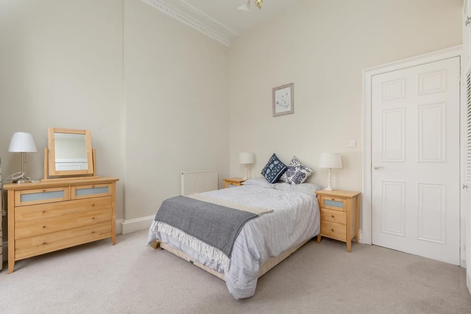 Light and Spacious 2 Bedroom Flat in Heart of Edinburgh House in Edinburgh