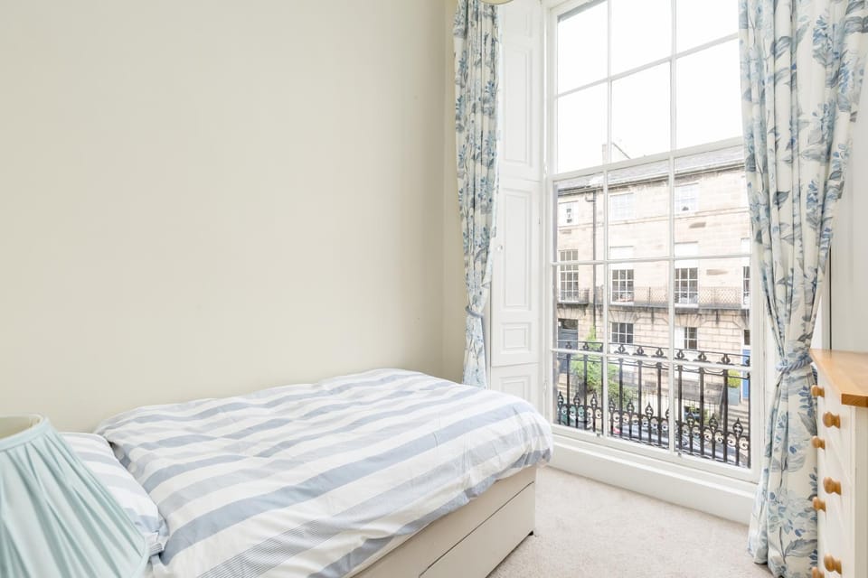 Light and Spacious 2 Bedroom Flat in Heart of Edinburgh House in Edinburgh