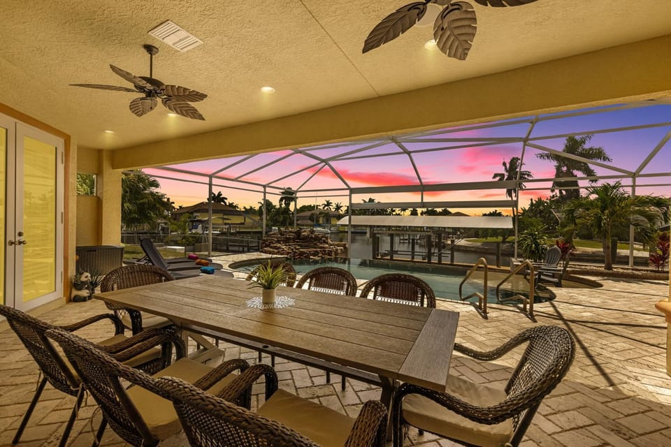 WALK TO BEACH! Luxury Waterfront Home Pool, Spa & Dock- Direct Gulf Access, Kayaks House in Cape Coral