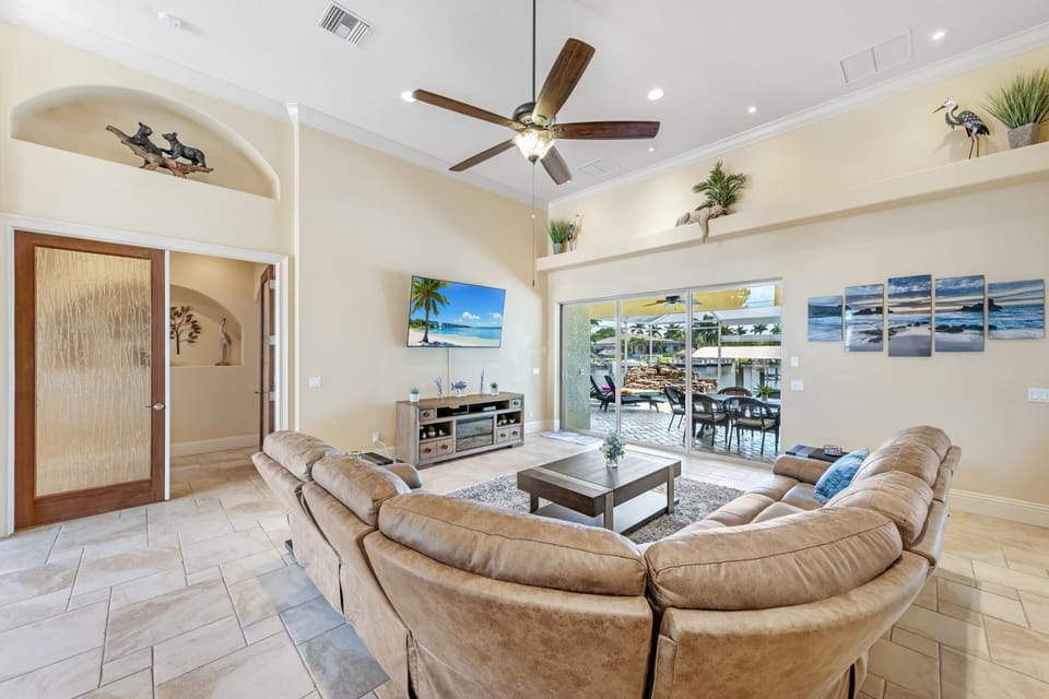 WALK TO BEACH! Luxury Waterfront Home Pool, Spa & Dock- Direct Gulf Access, Kayaks House in Cape Coral