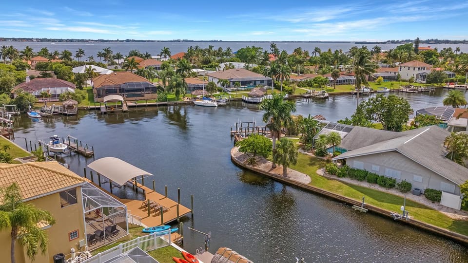 WALK TO BEACH! Luxury Waterfront Home Pool, Spa & Dock- Direct Gulf Access, Kayaks House in Cape Coral