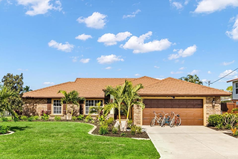 Direct Access Waterfront Villa with Heated Pool & Spa Edgewater Escape Roelens Vacations Villa in Cape Coral