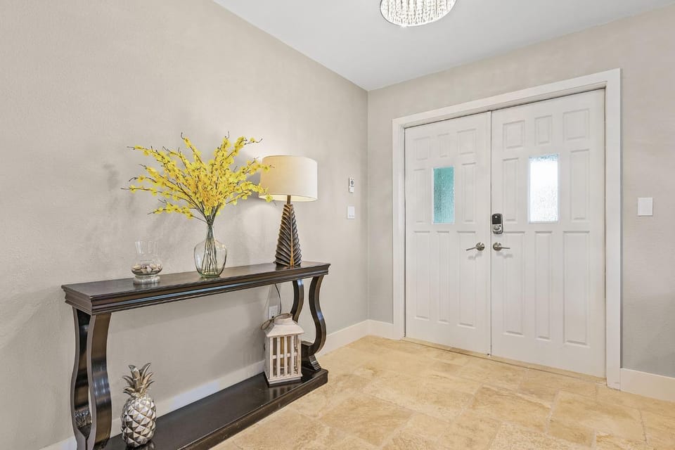 Prestigious location, Renewal Remodel, Heated Pool - Villa Pineapple Oasis House in Cape Coral