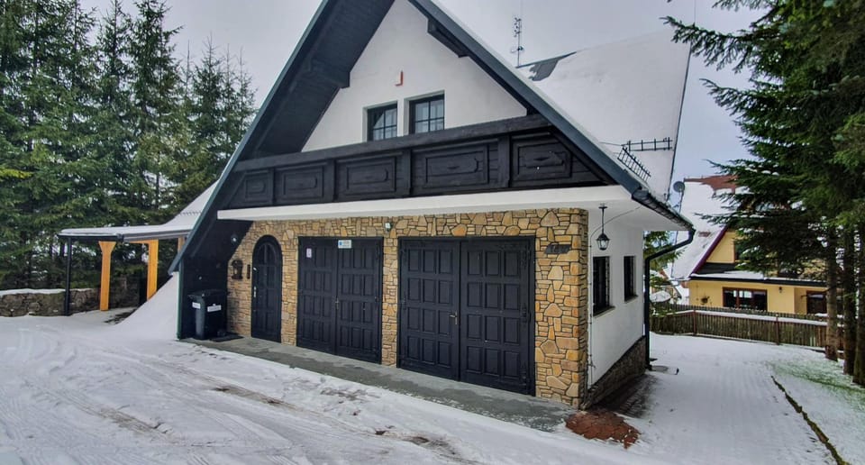 Property building, Facade/entrance, Winter