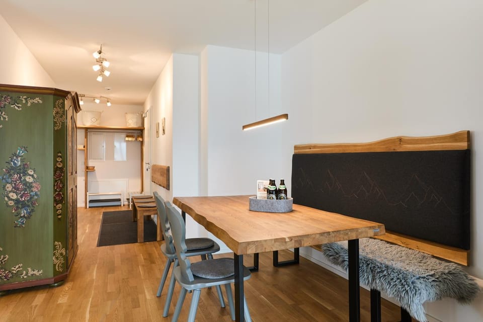 TV and multimedia, Kitchen or kitchenette, Living room, Seating area, Dining area
