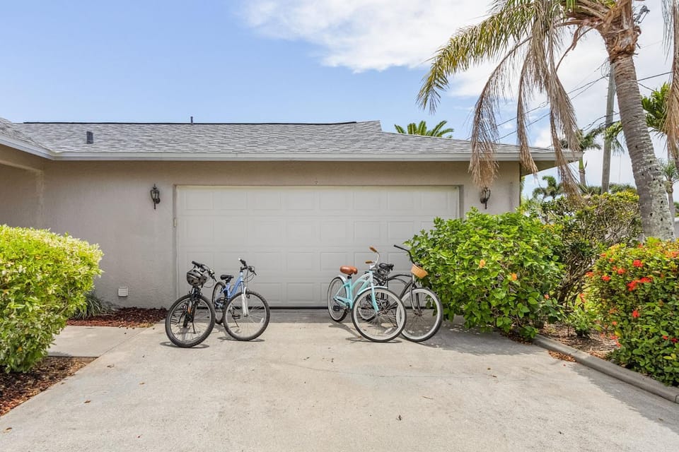 Farmhouse paradise with large heated pool & Kayak Villa Grill N Chill Roelens Vacations House in Cape Coral