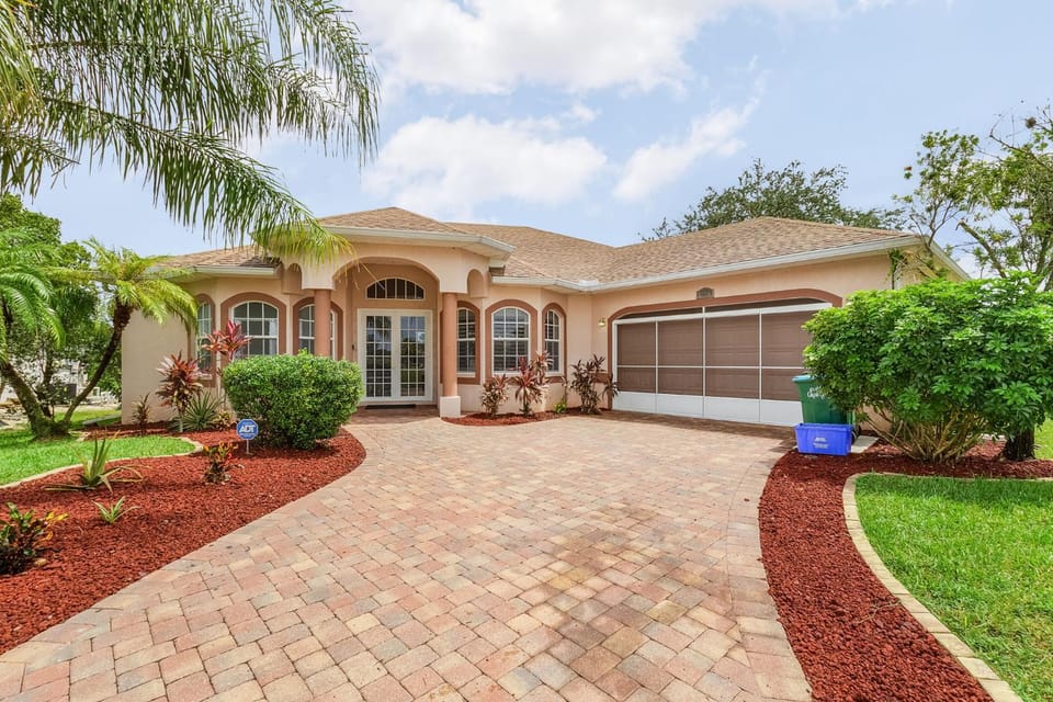 Waterfront Paradise with Heated Pool, Kayaks, & Game Room Villa Cape Paradise Roelens Vacations House in Cape Coral