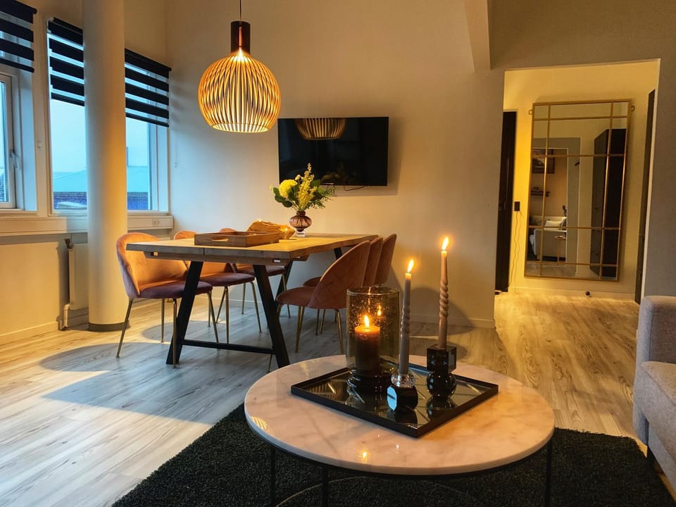 TV and multimedia, Living room, Seating area, Dining area