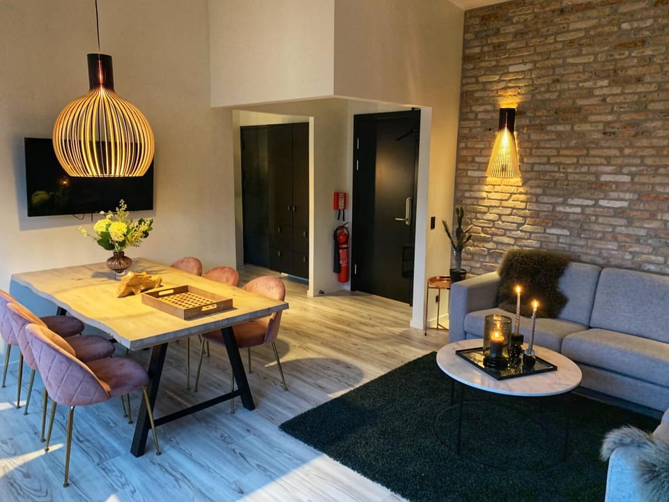 TV and multimedia, Living room, Seating area, Dining area