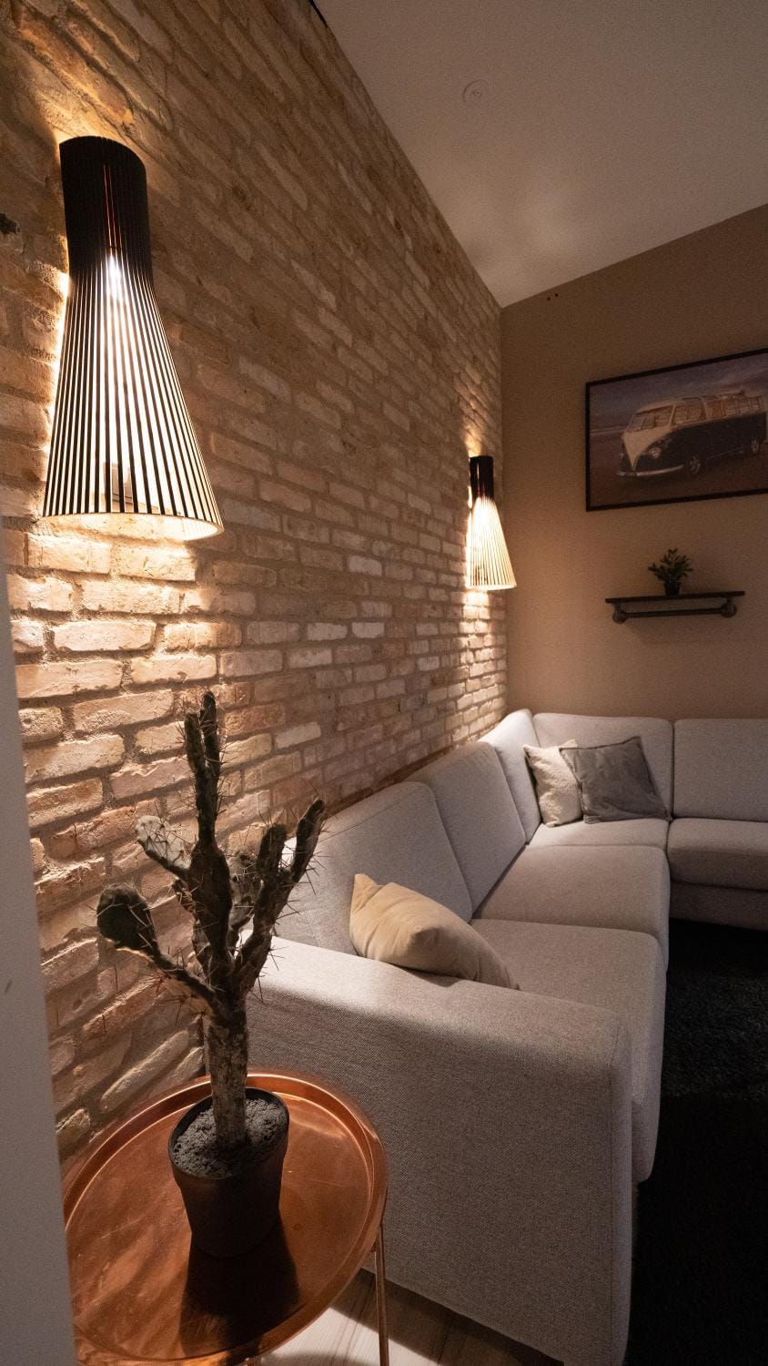 TV and multimedia, Living room, Decorative detail, Seating area, hair dresser, locker, locker