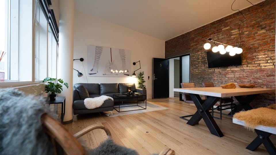TV and multimedia, Living room, Decorative detail, Seating area, Dining area, Evening entertainment, Entertainment, hair dresser