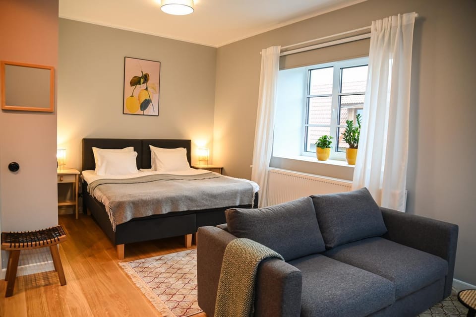 Bed, Seating area, Bedroom