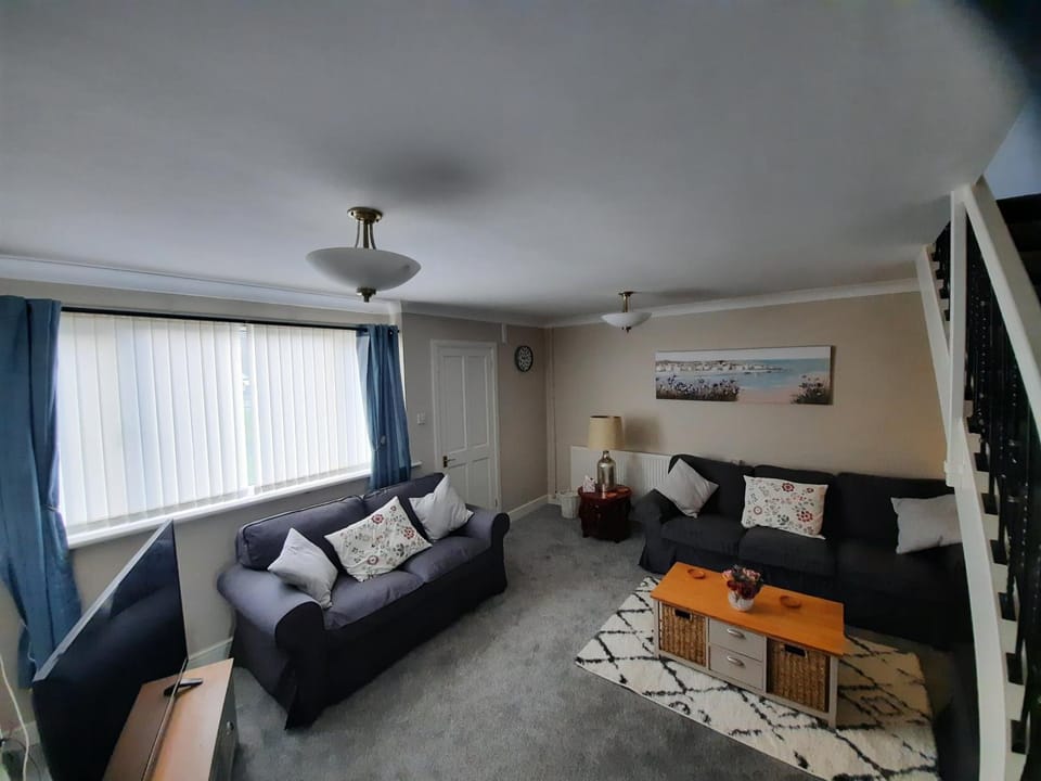 Cosy 3 bedroom residential house, private garden, 30 minutes from Alton Towers, 5 minute walk to Trentham Gardens. House in Stoke-on-Trent